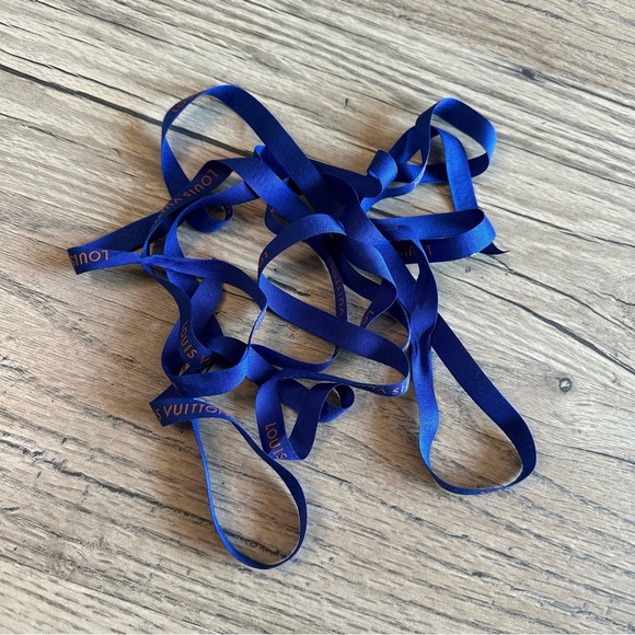 Authentic Louis Button Blue Ribon - Picture 2 of 3